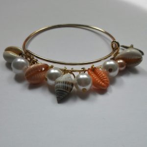 Boho gouden bangle met parels en schelpen