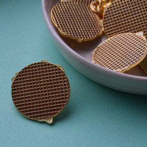 Stroopwafel emaille pin - Dutch syrup waffle enamel pin