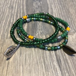Set van 3 groene geluksarmbandjes met bedeltjes.