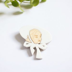 Lily - Dame met witte hoed broche