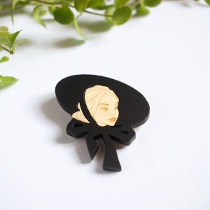 Lily - Dame met zwarte hoed broche