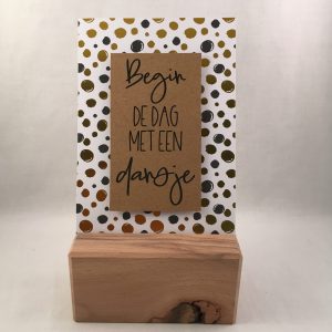 complete decoratie set; kaart met quote & houten standaard Begin de dag met een dansje