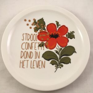 Wandbord (vintage/retro) met quote; Strooi confetti rond in het leven