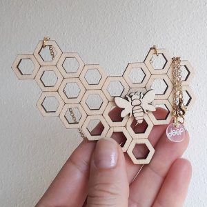 Houten honingraat ketting met bij