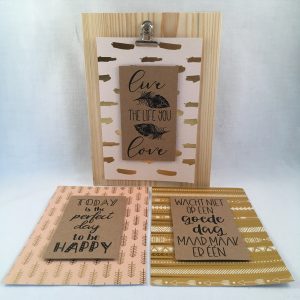Decoratie kaarten bord (hout) & 3 decoratieve kaarten met quotes optie 2