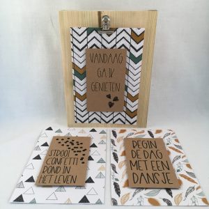 Decoratie kaarten bord (hout) & 3 decoratieve kaarten met quotes optie 1