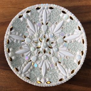 Witte mozaïek schaal met gouden accenten