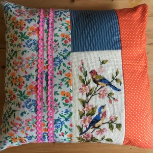 Kussenhoes thema; Hip met retro borduurwerk Vogels & bloemen