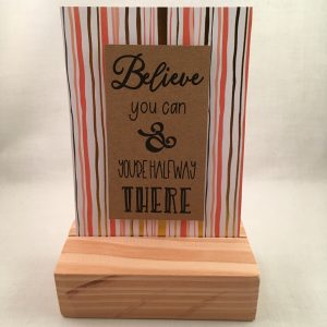 complete decoratie set; kaart met quote & houten standaard Believe you can and you're halfway there