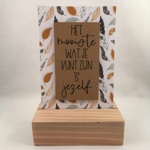 complete decoratie set; kaart met quote & houten standaard Het mooiste wat je kunt zijn is jezelf