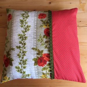 Kussenhoes thema; Hip in retro stijl met rode rozen