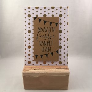 complete decoratie set; kaart met quote & houten standaard Maak een feestje van het leven