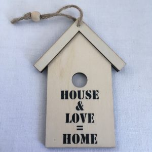 tekstbord (hout/huis) met quote; House + Love = Home