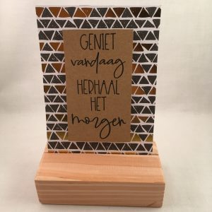 complete decoratie set; kaart met quote & houten standaard Geniet vandaag, herhaal het morgen