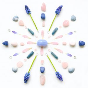 Edelsteenwenskaart chalcedoon & blauw druifje