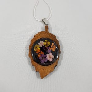 Meerkleurige gedroogde bloemen esdoorn ketting