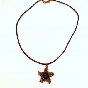 Bloemen hanger met zwarte druzy ketting