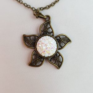 Bloemen hanger met witte druzy ketting