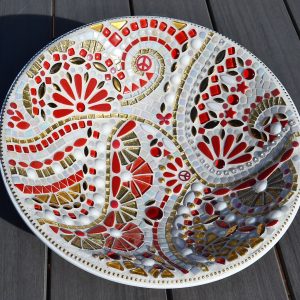 Rood wit en goud mozaïek schaal van keramiek en glas