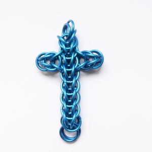Chainmail hanger kruis gekleurd