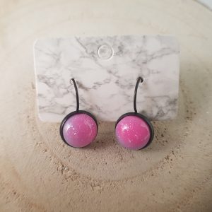 Zwarte oorbellen met glinsterende glitter roze paarse steen