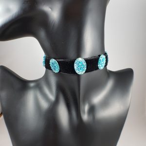Zwarte fluwelen choker met groene strass stenen