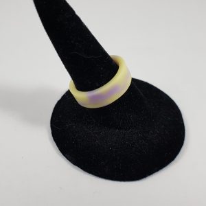 Pastel geel en paarse ring