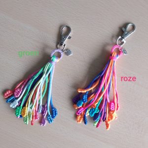 Macramé sleutelhanger met kleine blaadjes