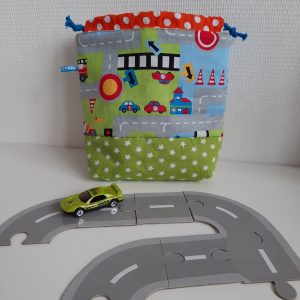 Speelgoedauto's mee op reis in autotas