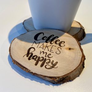Houten onderzetters koffie "coffee makes me happy"