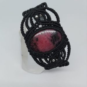 Macramé armband Rhodoniet