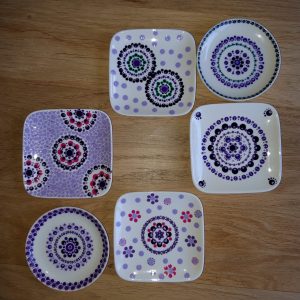 Diverse paarse gestipte bordjes van 10cm