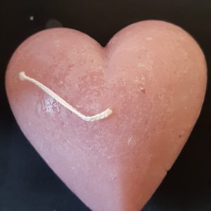 Hartjeskaars liggend, roze
