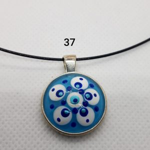 Gestipte hanger van een cabochon