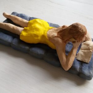 Beeldje van meisje aan het strand