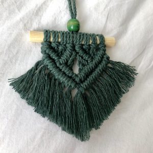 Mini Macrame Wandhanger Rita. Donkergroene wandhanger, klein.