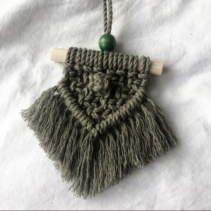 Mini macrame wandhanger "Anouschka" in olijfgroen.