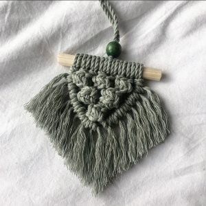 Mini macrame wandhanger "Charro" in saliegroen.