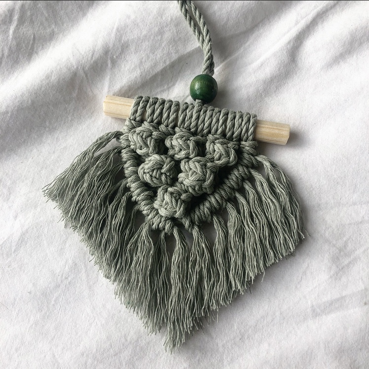 Mini macrame wandhanger "Charro" in saliegroen.